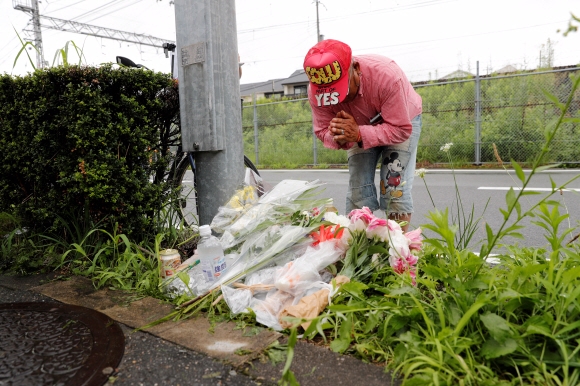 REFILE - CORRECTING TYPO   A man prays after placeing flowers near the torched  Kyoto Animation building to mourn the victims of the arson attack, in Kyoto, Japan, July 19, 2019. REUTERS/Kim Kyung-Hoon/2019-07-19 11:58:23/ <저작권자 ⓒ 1980-2019 ㈜연합뉴스. 무단 전재 재배포 금지.>