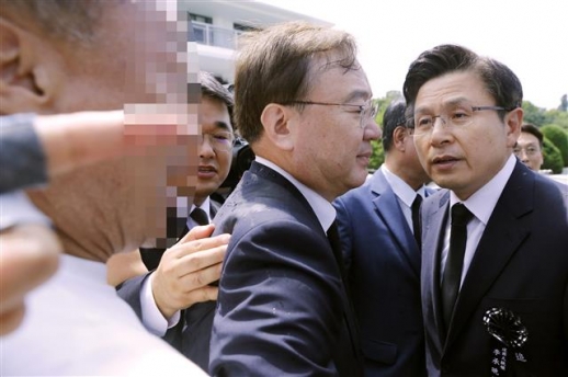 박근혜 전 대통령 지지자들에게 손가락질 받는 황교안