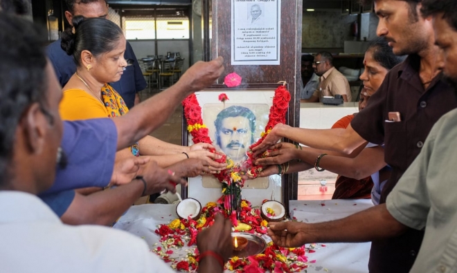 종신형을 받고 사망한 인도 외식왕이자 사라바나 바얀 창립자인 P 라자고팔에게 첸나이 음식점 직원들이 19일 추모의식을 진행하고 있다. 첸나이 로이터 연합뉴스