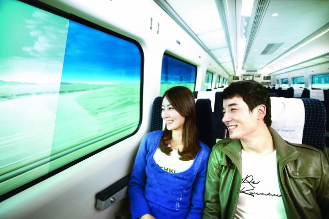 공항철도 직통열차를 타면 창밖으로 펼쳐지는 서해바다와 섬, 갯벌, 서울 한강의 풍경을 감상할 수 있다.