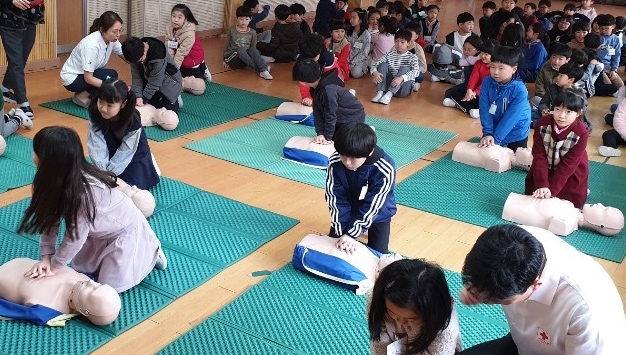 의왕도시공사는 안전한 지역 사화를 만들기 위해 시민들을 대상으로 안전교육 실시하고 있다. 사진은 학생 대상 심폐소생술 실습 장면. 의왕도시공사 제공 