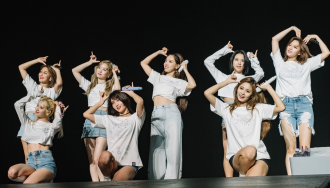 데뷔 후 첫 미국 단독콘서트 무대에 선 트와이스. JYP엔터테인먼트 제공