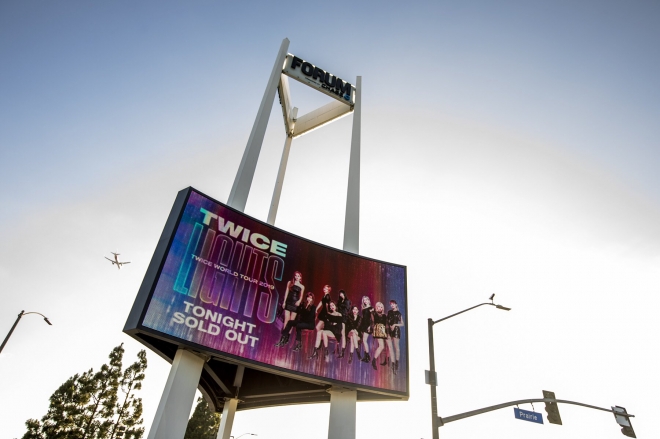 트와이스 로스앤젤레스 더 포럼 공연의 매진을 알리는 전광판. 더 포럼 공식 트위터 캡처