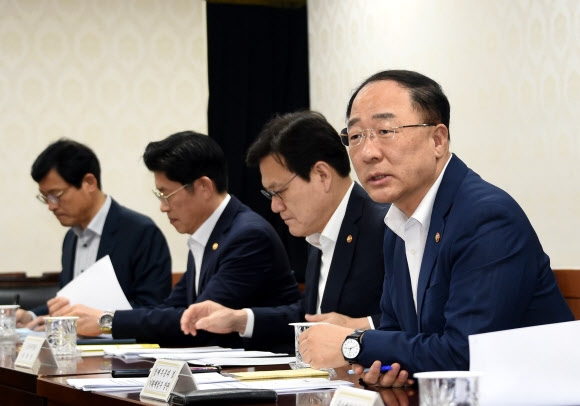 홍남기 부총리, 일본 수출규제 대응 관계장관회의 주재