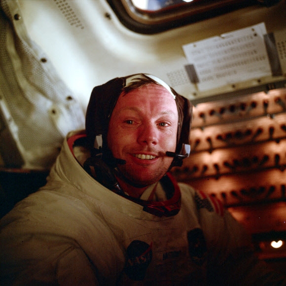 아폴로 11호 달 착륙선 ‘이글’에 탑승해 있는 닐 암스트롱. NASA=AP 연합뉴스