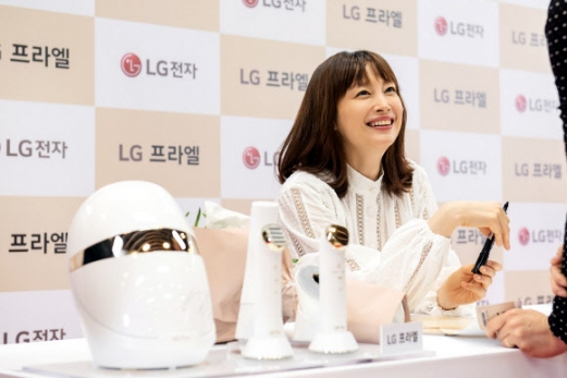 ‘LG 프라엘 플러스’ 출시 기념 이나영 팬사인회
