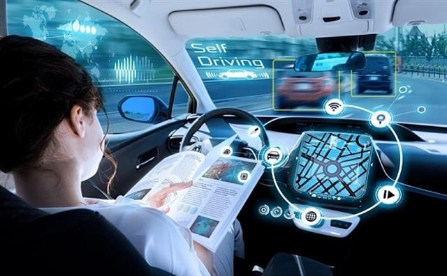 레벨4 수준 이상의 자율주행 기술이 구현되면 운전자는 독서를 하며 차량을 주행할 수 있다. 국토교통부 제공