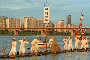 시간을 거슬러 한강에 뜬 뗏목