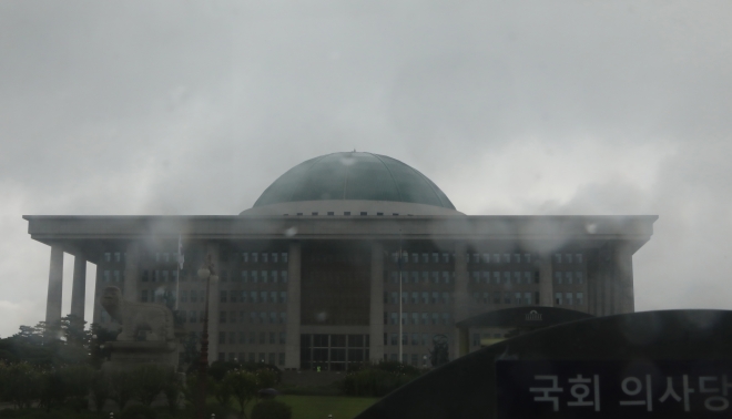 비가 내린 21일 서울 여의도 국회의사당 위로 먹구름이 드리워져 있다. 2019.7.21 뉴스1