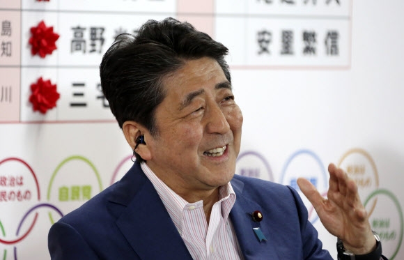 아베 신조 일본 총리가 21일 실시된 참의원 선거 출구조사 결과와 관련해 TV 인터뷰를 하며 웃음을 짓고 있다. 도쿄 AP 연합뉴스