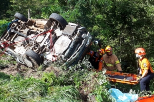 [포토] 삼척서 승합차 전복사고… 4명 사망·9명 중경상