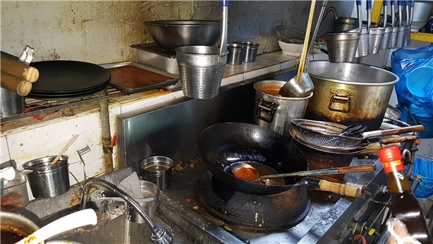 식약처가 적발한 마라탕 음식전문점의 주방. 곳곳에 기름때가 찌들어 있다. 2019.7.22  식약처 제공