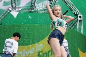 [포토] 청하, 신곡 스내핑 안무 선보이며 쿨섹시 매력 발산