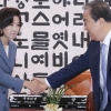 [서울포토] 악수하는 문희상 국회의장과 나경원 원내대표