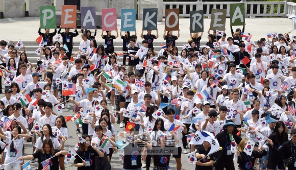 22일 경기도 파주 임진각에서 재외동포 중.고등학생 모국연수 참가자 500여명이 피스코리아(Peace Korea)퍼포먼스를 펼치고 있다. 2019. 7. 22 정연호 기자 tpgod@seoul.co.kr
