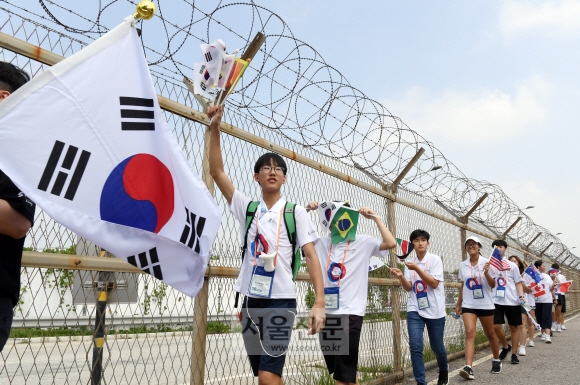 22일 재외동포 중.고등학생 모국연수 참가자 500여명이 경기도 파주 통일대교 인근 철책을 따라 걷고 있다. 2019. 7. 22 정연호 기자 tpgod@seoul.co.kr