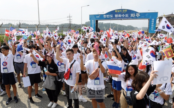 22일 재외동포 중.고등학생 모국연수 참가자 500여명이 경기도 파주 통일대교 앞에서 태극기를 흔들며 피스 코리아(Peace Korea)퍼포먼스를 펼치고 있다.  2019. 7. 22 정연호 기자 tpgod@seoul.co.kr