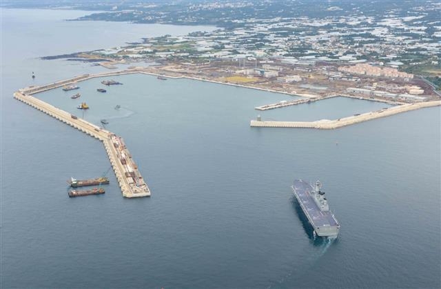 해군이 민군복합형관광미항(제주 해군기지) 전체수역을 군사시설 보호구역으로 지정하는 방안을 추진, 제주도와 지역 주민들이 반발하고 있다. 사진은 서귀포시 강정동 민국복합형관광미항 전경. 제주도 제공