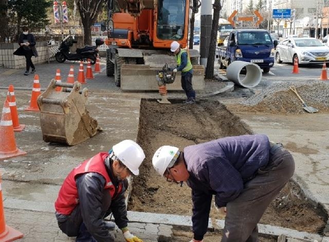 서울 영등포구가 도심 싱크홀의 주범인 노후 하수관로 정비 공사를 하고 있다. 영등포구 제공