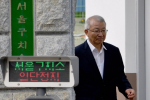 양승태 사실상 무제한 석방… 무기한 재판 되나