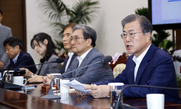 문재인 대통령이 22일 청와대에서 열린 수석·보좌관회의에서 발언하고 있다. 연합뉴스