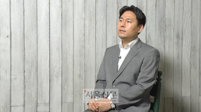 지난 18일 서울가정법원에서 가사소년 전문법관으로 근무하고 있는 신정일 판사가 서울신문과의 인터뷰에 응하고 있는 모습