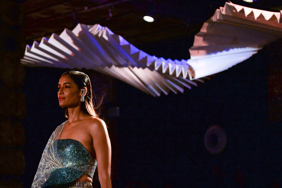 22일(현지시간) 인도 뉴델리에서 열린 ‘2019 FDCI 인디아 쿠튀르 위크(FDCI India Couture Week)’에서 모델들이 디자이너 아밋 아가월의 의상을 선보이고 있다.<br>AFP 연합뉴스