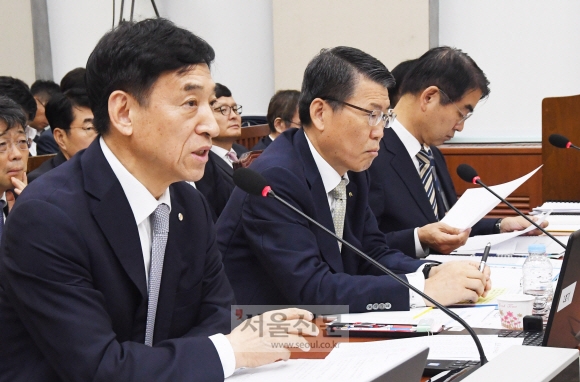 이주열(왼쪽 첫 번째) 한국은행 총재가 23일 국회에서 열린 기획재정위원회 업무보고에서 의원들의 질의에 답하고 있다. 이 총재는 일본의 수출 규제와 관련해 “(상황이) 악화된다면 경제에 부정적 영향을 줄 것”이라고 밝혔다. 왼쪽 두 번째는 은성수 수출입은행장. 김명국 선임기자 daunso@seoul.co.kr