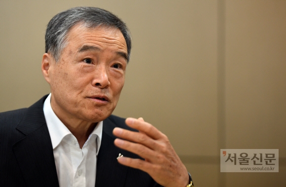 김승택 건강보험심사평가원 원장이 23일 심평원 서울사무소에서 서울신문과 인터뷰를 하고 있다. 취임 2주년을 맞은 김 원장은 ‘병원비 걱정 없는 든든한 나라’를 국민이 체감할 수 있도록 건강보험 보장성 강화 정책을 지원하는 데 기관의 역량을 집중하겠다고 밝혔다. 정연호 기자 tpgod@seoul.co.kr