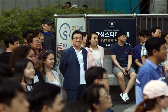 정순균(가운데) 서울 강남구청장이 지난 13일 강남스퀘어에서 열린 ‘365일 펀앤판(FUN&PAN) 강남 댄스킹·탑싱어’에서 국내외 관광객들과 함께 공연을 관람하고 있다.