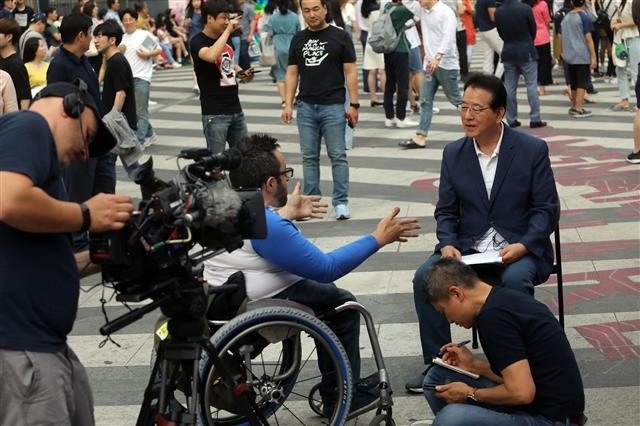 정순균(오른쪽) 서울 강남구청장이 영국 공영방송 BBC 재키 조이 기자와 인터뷰하고 있다. 강남구 제공