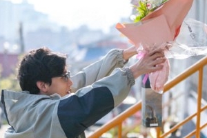 ‘닥터탐정’ 봉태규, 박진희에 꽃다발 ‘무슨 관계?’