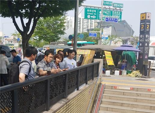 광나루역 2번 출입구를 살펴보는 오현정 의원