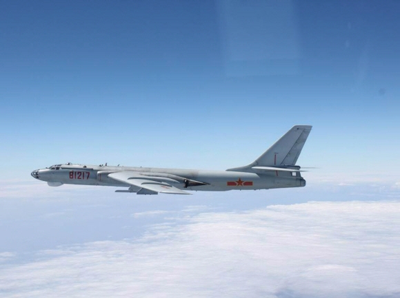23일 러시아 폭격기와 함께 KADIZ를 침범한 중국의 H6 전략폭격기. 로이터 연합뉴스