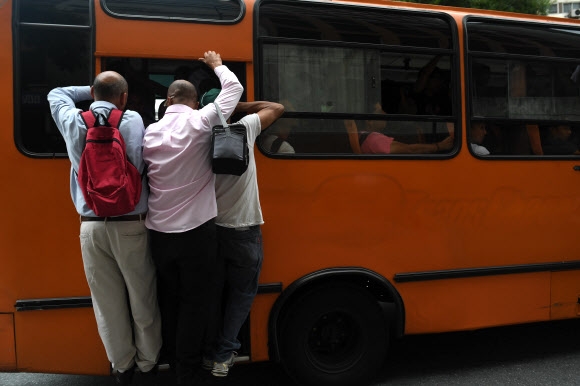 베네수엘라 4개월 만에 또 대규모 정전… 지하철 멈추자 교통대란 