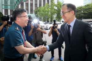 “개혁 못 끝내 송구”… 마지막 사과하고 떠나는 문무일 총장