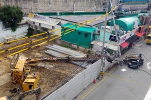 지나가던 승용차 덮친 중장비