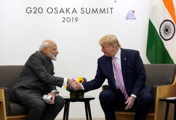도널드 트럼프 미국 대통령이 지난달 28일 일본 오사카에서 열린 주요 20개국(G20) 정상회담에서 회동한 나렌드라 모디 인도 총리와 양자 회담에 앞서 악수를 하고 있다. 오사카 로이터 연합뉴스