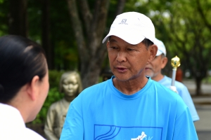[평화로 나아가는 사람들 1] 강명구 “폭염 속 40㎞씩 뛰어 평화 앞당긴다면”