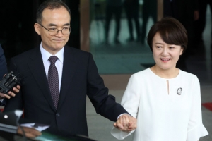 [포토] 부인 손 꼭 잡고 대검찰청 떠나는 문무일