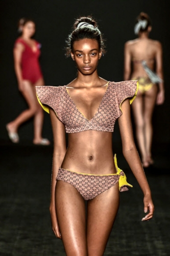 23일(현지시간) 콜롬비아 메데진에서 개최된 메데진 패션위크에서 모델들이 브랜드 ‘Juan de Dios’의 의상을 선보이고 있다.<br>AFP 연합뉴스