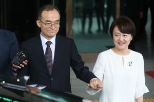 조용히 떠난 문무일 검찰총장…수사권조정 기존 입장 확인