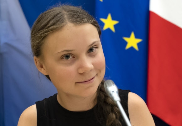 스웨덴의 환경운동가 그레타 툰베리가 23(현지시간) 프랑스 하원에서 기후변화에 관한 연설을 하고 있다. 파리 EPA 연합뉴스