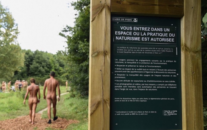프랑스 파리 벵센 숲 공원에 마련된 자유주의자(나체주의자) 구역에 부적절한 행위를 금지하는 팻말이 설치돼 있다. 위키미디어