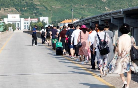 중국 지린성 투먼에서 북한 칠보산으로 가는 올해 철도 관광 프로그램이 지난주 재개됐다. 길림신문 캡처