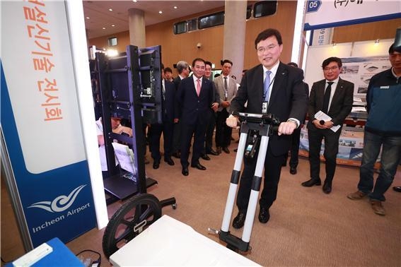 구본환(가운데) 사장이 지난 5일 ‘2019 공항산업 신기술 전시회’에서 중소기업 부스를 찾아 신기술 인증을 받은 지반 탐사장비를 시연하고 있다. 인천국제공항공사 제공