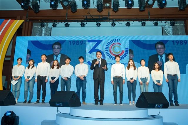 조재기(가운데) 국민체육진흥공단 이사장이 지난 4월 19일 창립 30주년 기념식에 참석해 성과를 설명하고 있다. 국민체육진흥공단 제공