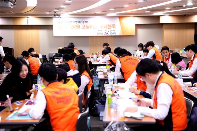 미래에셋대우 직원들이 최근 서울 여의도 미래에셋대우 컨퍼런스홀에서 지역아동센터 어린이들을 대상으로 코딩 교육을 하고 있다. 미래에셋대우 제공