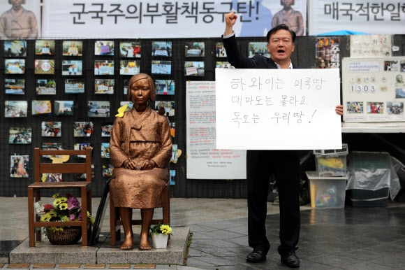 민경욱 의원, 소녀상 옆 1인 시위