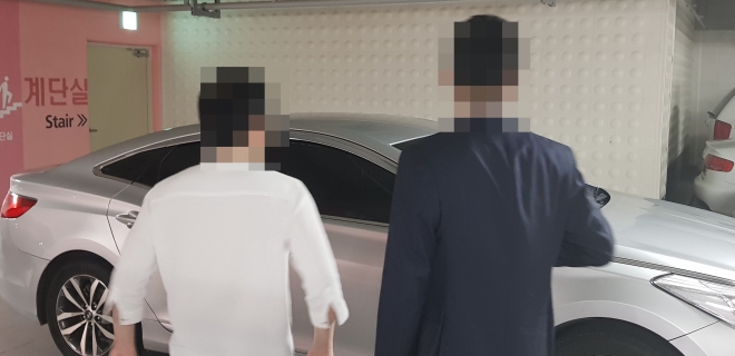 고유정의 현 남편인 A씨와 그의 변호사가 청주상당경찰서로 가기위해 청주 집에서 나오고 있는 모습.